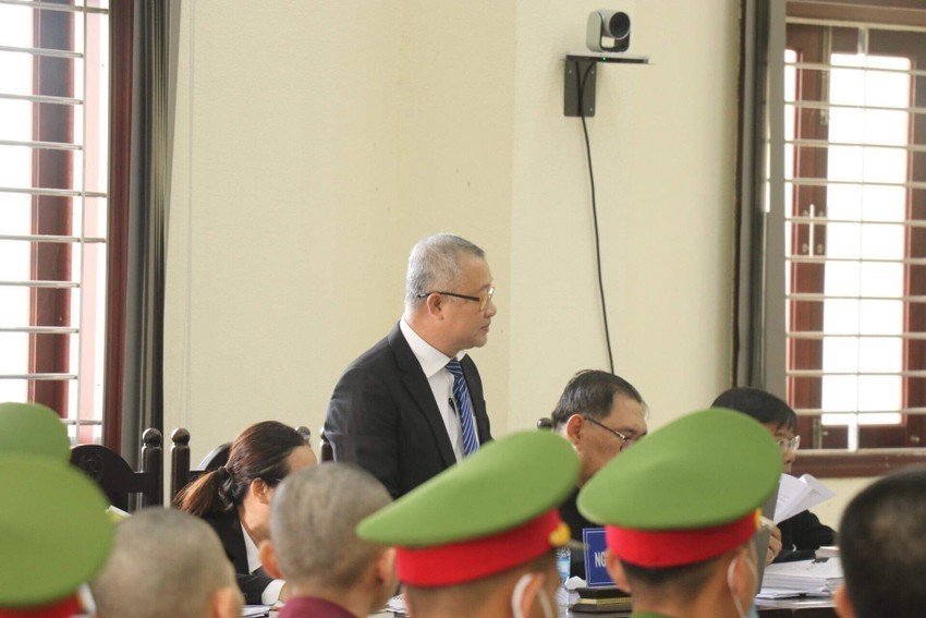 Luật sư Đặng Đình Mạnh tại phiên tòa bào chữa cho các bị cáo liên quan đến Tịnh thất bồng lai. Ảnh: 