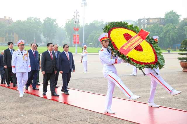 Vòng hoa của Đoàn mang dòng chữ: Đời đời nhớ ơn Chủ tịch Hồ Chí Minh vĩ đại - Ảnh: VGP/Nhật Bắc