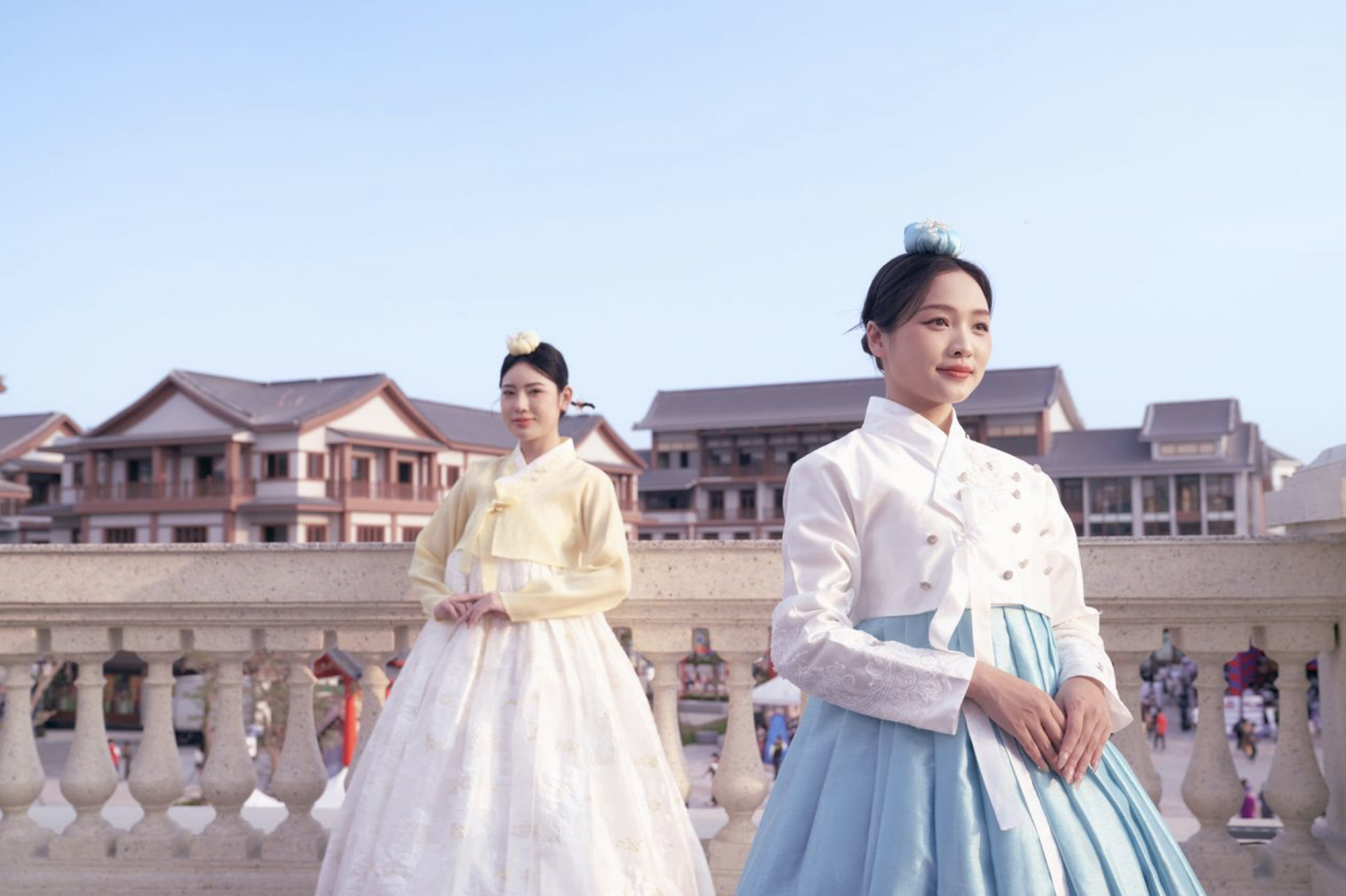 Với bộ Hanbok, du khách có thể hóa thân thành những nàng thơ xứ Hàn thường thấy trong phim ảnh