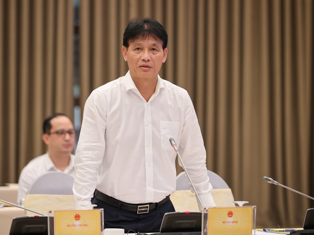 Phó Tổng cục trưởng Tổng cục Thuế Đặng Ngọc Minh trả lời câu hỏi của phóng viên về tình hình triển khai hóa đơn điện tử sau từng lần bán của cửa hàng bán lẻ xăng dầu