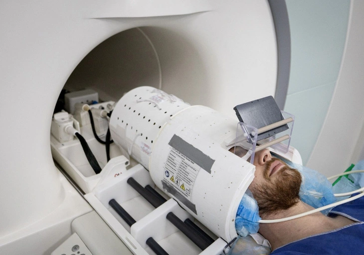 Máy chụp MRI cung cấp những hình ảnh rõ nét về não người- Ảnh 1.
Một tình nguyện viên tham gia thử nghiệm máy chụp MRI Iseult. Ảnh: afp.com