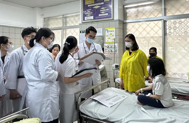 Bác sĩ thăm khám cho bệnh nhi tại Trung tâm Nhi khoa, Bệnh viện Bạch Mai.
