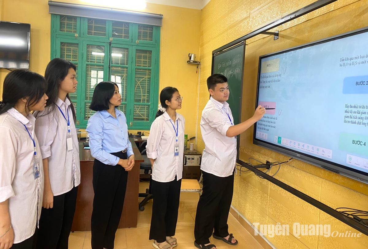 Giáo viên và học sinh trường THPT Nguyễn Văn Huyên sử dụng màn hình tương tác trong dạy và học. (Ảnh: Báo Tuyên Quang)