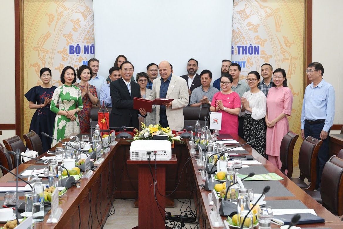 Bộ Nông nghiệp và Phát triển Nông thôn và tổ chức FOUR PAWS International hôm nay đã ký MOU hợp tác trong Khung Đối tác Một sức khỏe Việt Nam (One Health Partnership - OHP) về phòng chống dịch bệnh từ động vật sang người.