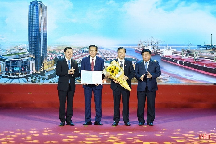 Phó Thủ tướng Chính phủ Trần Hồng Hà và Bộ trưởng Bộ KH&ĐT Nguyễn Chí Dũng trao quyết định phê duyệt Quy hoạch tỉnh, tặng hoa chúc mừng Hà Tĩnh 