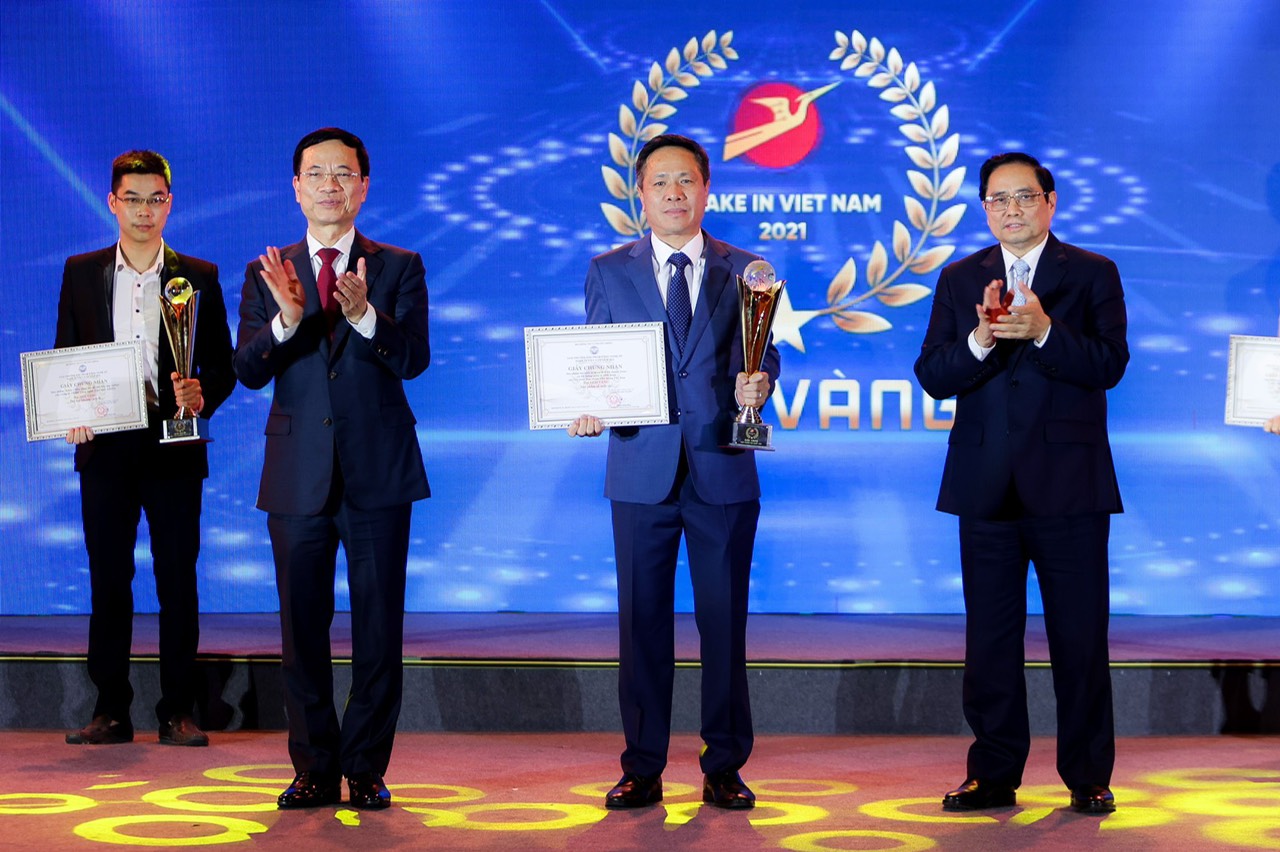 Chủ tịch HĐTV VNPT Tô Dũng Thái nhận giải Vàng Make in Viet Nam 2021 cho các sản phẩm công nghệ số của VNPT do Thủ tướng Phạm Minh Chính và Bộ trưởng Bộ Thông tin và Truyền thông Nguyễn Mạnh Hùng trao. 