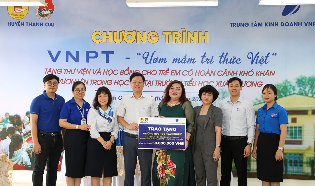 TTKD VNPT Hà Nội trao trao tặng dụng cụ hỗ trợ học tập, học bổng… với tổng giá trị quà tặng 50 triệu đồng cho Trưởng tiểu học Xuân Dương