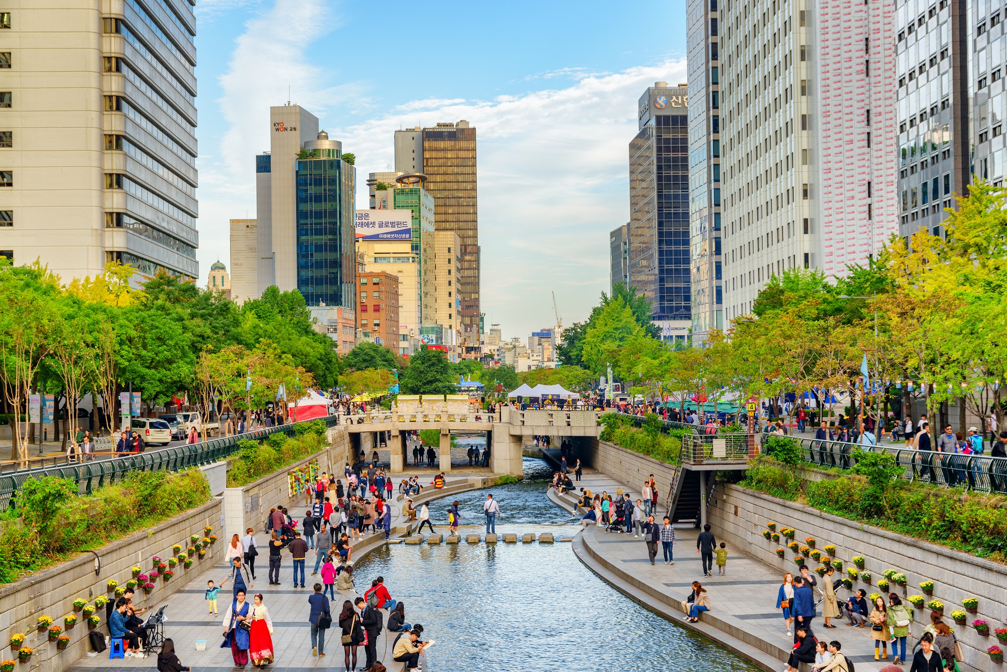 Người dân và du khách vui chơi tại trung tâm Seoul, Hàn Quốc.