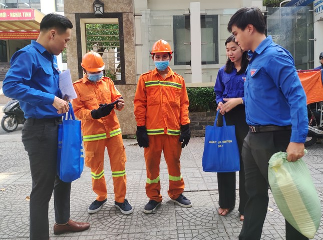 
Chủ tịch TPHCM nói việc huy động nguồn tiền hỗ trợ người lao động ảnh 3
Đoàn phường Đa Kao, quận 1 tặng quà cho người lao động trên địa bàn trong dịp lễ 30/4 và Quốc tế Lao động 1/5.