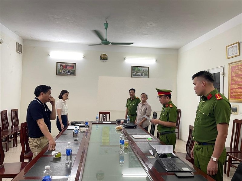 Cơ quan điều tra thi hành lệnh bắt tạm giam đối với bị can Nguyễn Văn Đức (áo xanh đen).