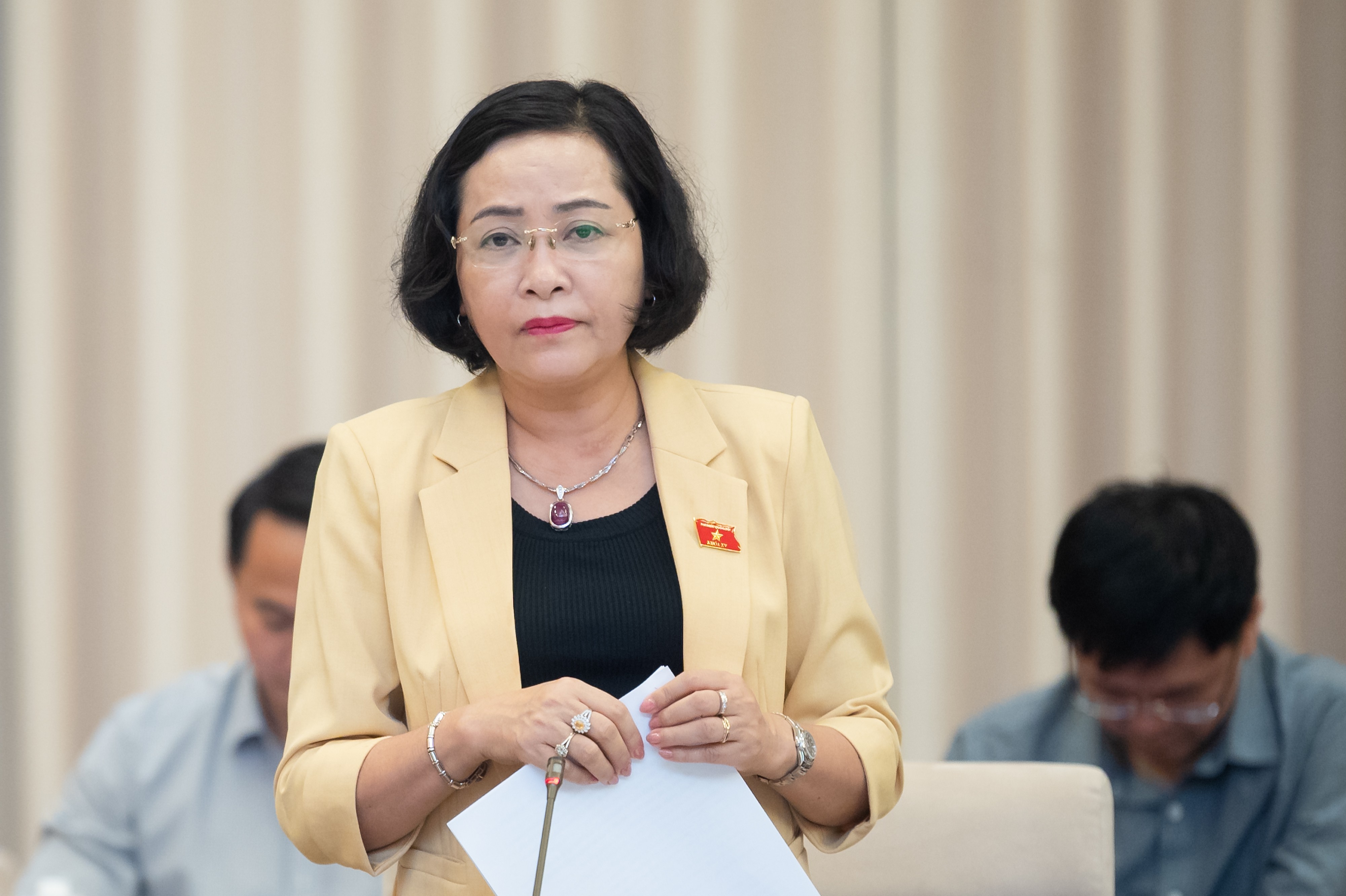 Trưởng ban Công tác đại biểu Nguyễn Thị Thanh trình bày Tờ trình về việc ban hành Nghị quyết của Quốc hội về việc lấy phiếu tín nhiệm, bỏ phiếu tín nhiệm tại Quốc hội, Hội đồng nhân dân