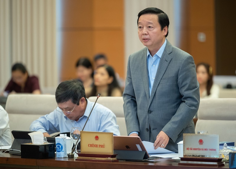 Phó Thủ tướng Chính phủ - Bộ trưởng Bộ TN&MT Trần Hồng Hà trình bày Tờ trình Dự án Luật Đất đai (sửa đổi)
