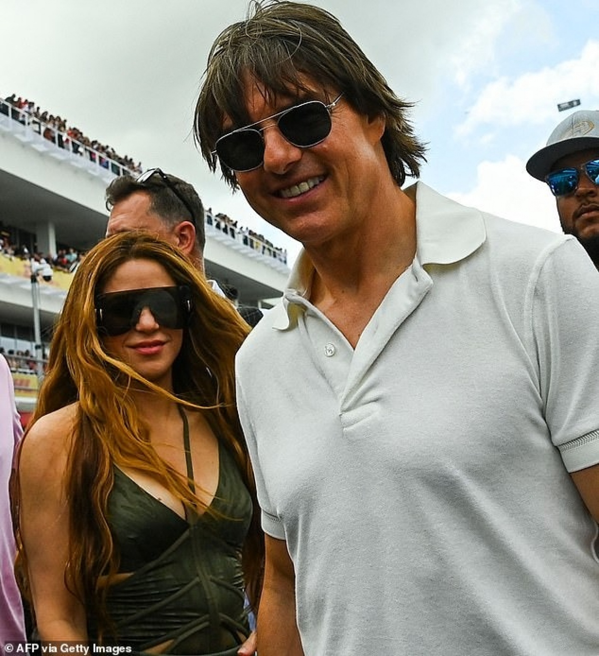 Shakira xuất hiện cùng Tom Cruise.