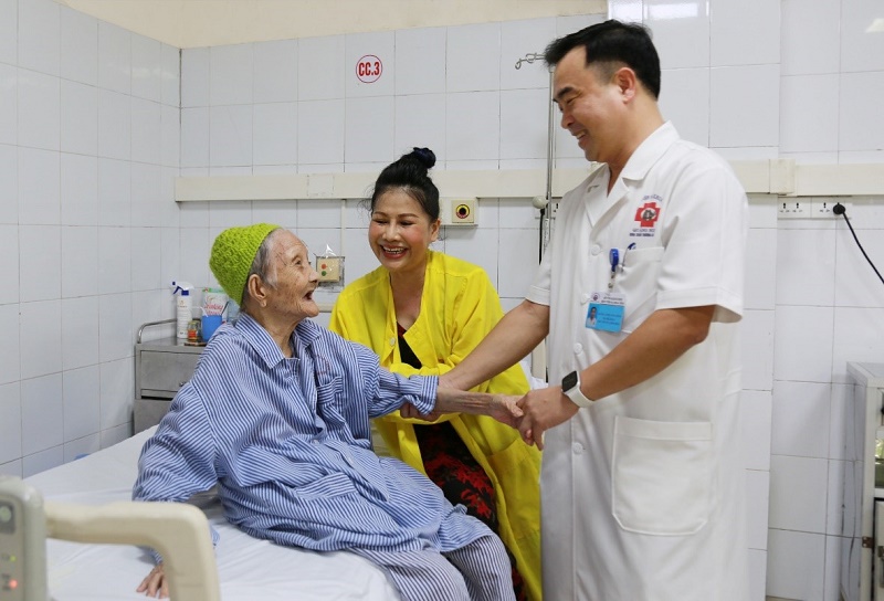 Niềm vui của cụ bà 107 khi được bác sĩ Thắng – Trưởng khoa thực hiện phẫu thuật thay khớp háng thành công