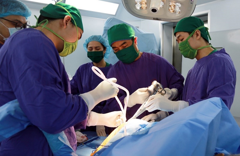Kíp phẫu thuật khoa Chấn thương hỉnh hình thực hiện thay khớp háng nhân tạo cho bệnh nhân Ch.