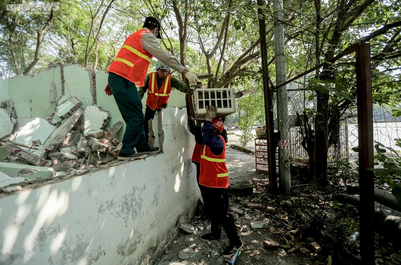 Phá dỡ công trình vi phạm trong công viên Tuổi trẻ Thủ đô - ảnh: VTC