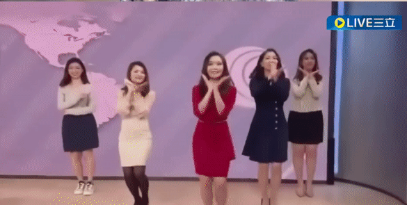 5 nữ MC nhảy cover bài hát của Jisoo trên trường quay. Ảnh cắt từ clip.