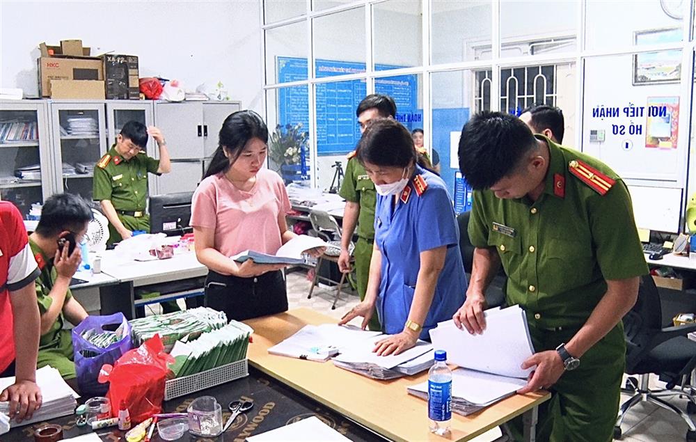 Cơ quan điều tra tiến hành khám xét tại Trung tâm dạy nghề tư thục Tùng Linh.