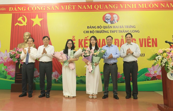 Phó Bí thư Thành ủy Nguyễn Văn Phong và các đồng chí lãnh đạo tặng hoa, chúc mừng 2 đảng viên trẻ
