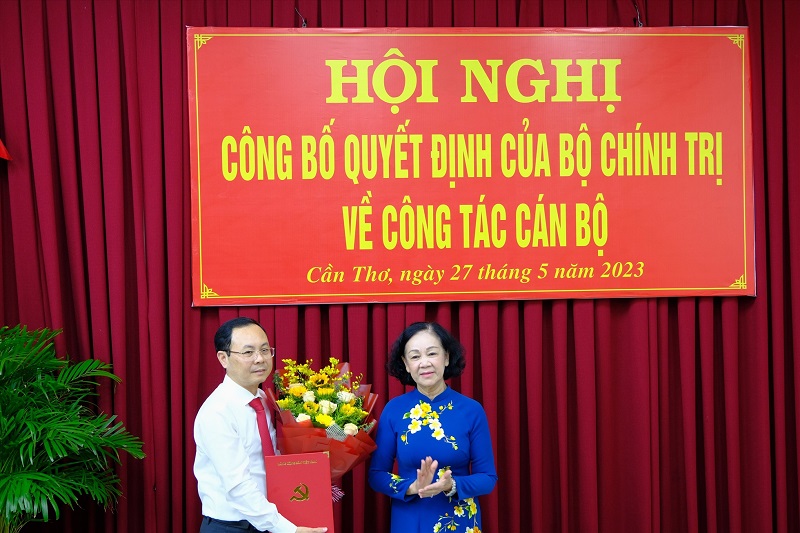 Bà Trương Thị Mai trao quyết định cho ông Nguyễn Văn Hiếu giữ chức Bí thư Thành ủy TP Cần Thơ. Ảnh: Phong Linh