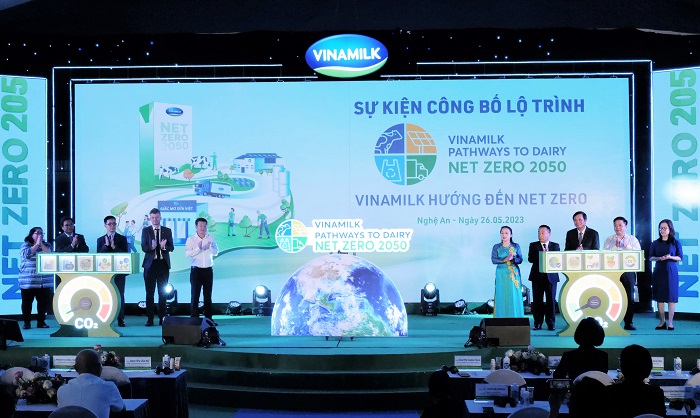 Các đại biểu cùng với Vinamilk thực hiện nghi thức công bố lộ trình hướng tới Net Zero 2050 tại sự kiện