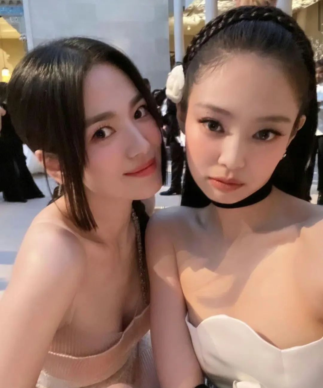 Song Hye Kyo selfie cùng Jennie. Dù cách nhau 15 tuổi nhưng cả hai không quá chênh lệch về nhan sắc. 