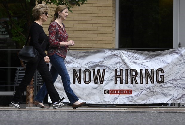 Bảng thông báo thuê nhân viên tại một nhà hàng ở Arlington, bang Virginia, Mỹ. (Ảnh: AFP/TTXVN)