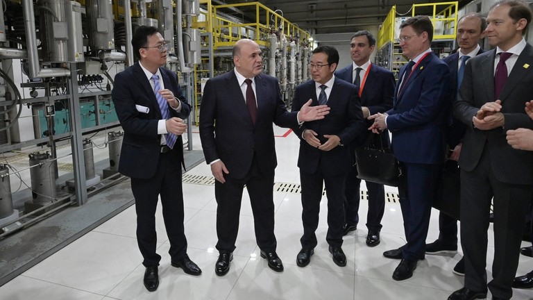 Thủ tướng Nga đang thăm một nhà máy ở Thượng Hải