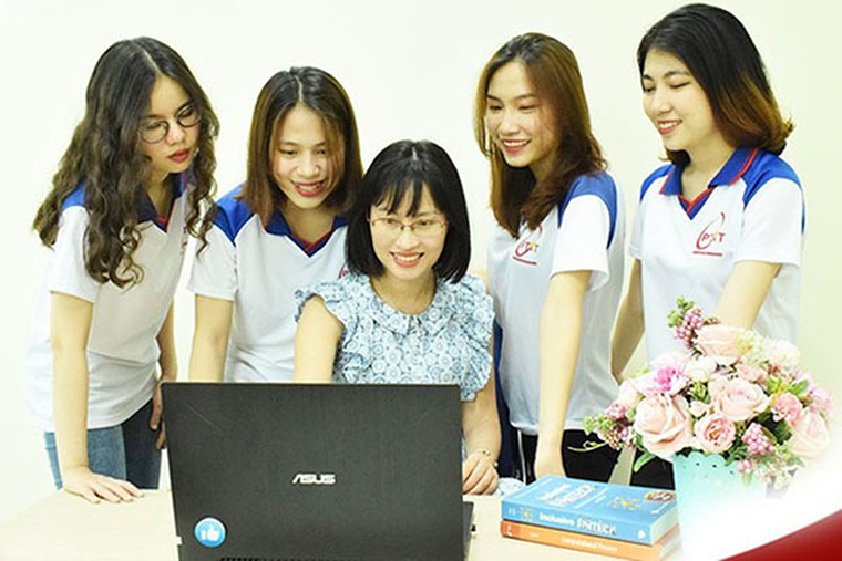 PGS. TS Đặng Thị Việt Đức, Trưởng khoa Tài chính kế toán (ngồi giữa) được giao nhiệm vụ Trưởng lab kinh tế số