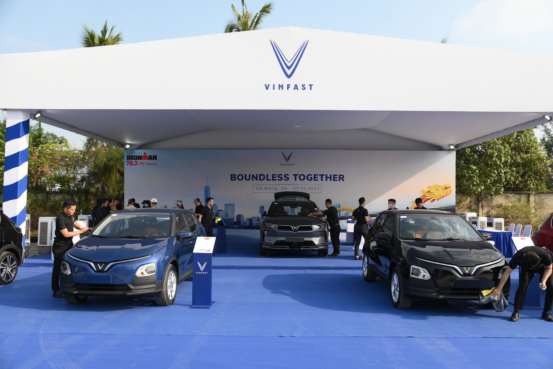 Khu vực lái thử được bố trí chuyên nghiệp với các mẫu xe VinFast từ mọi phân khúc, cùng các kỹ thuật viên sẵn sàng hỗ trợ khách hàng trải nghiệm.