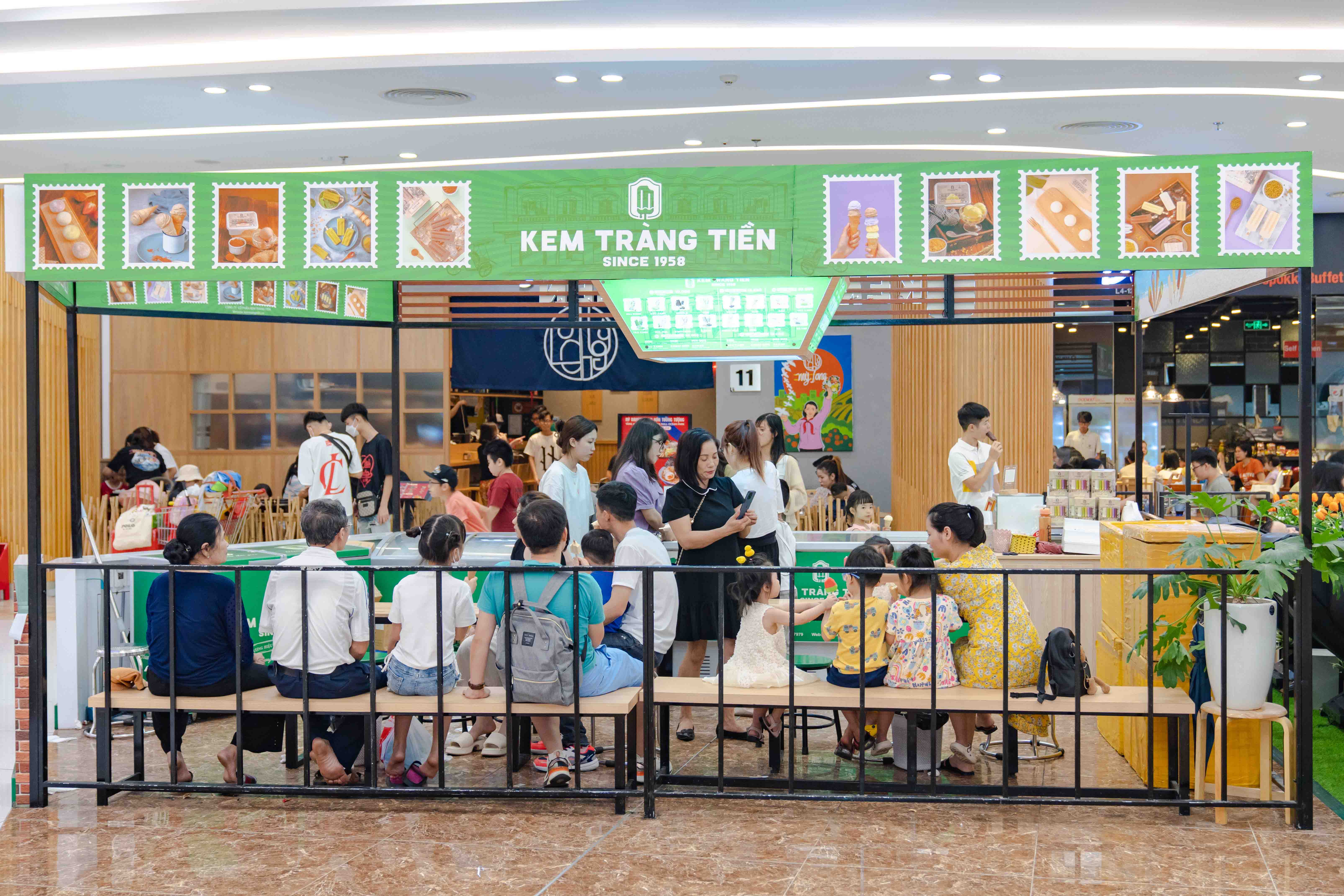 Khu mua sắm mang dấu ấn địa phương chất lượng cao từ các gian hàng với phong vị Việt luôn thu hút tấp nập khách mua