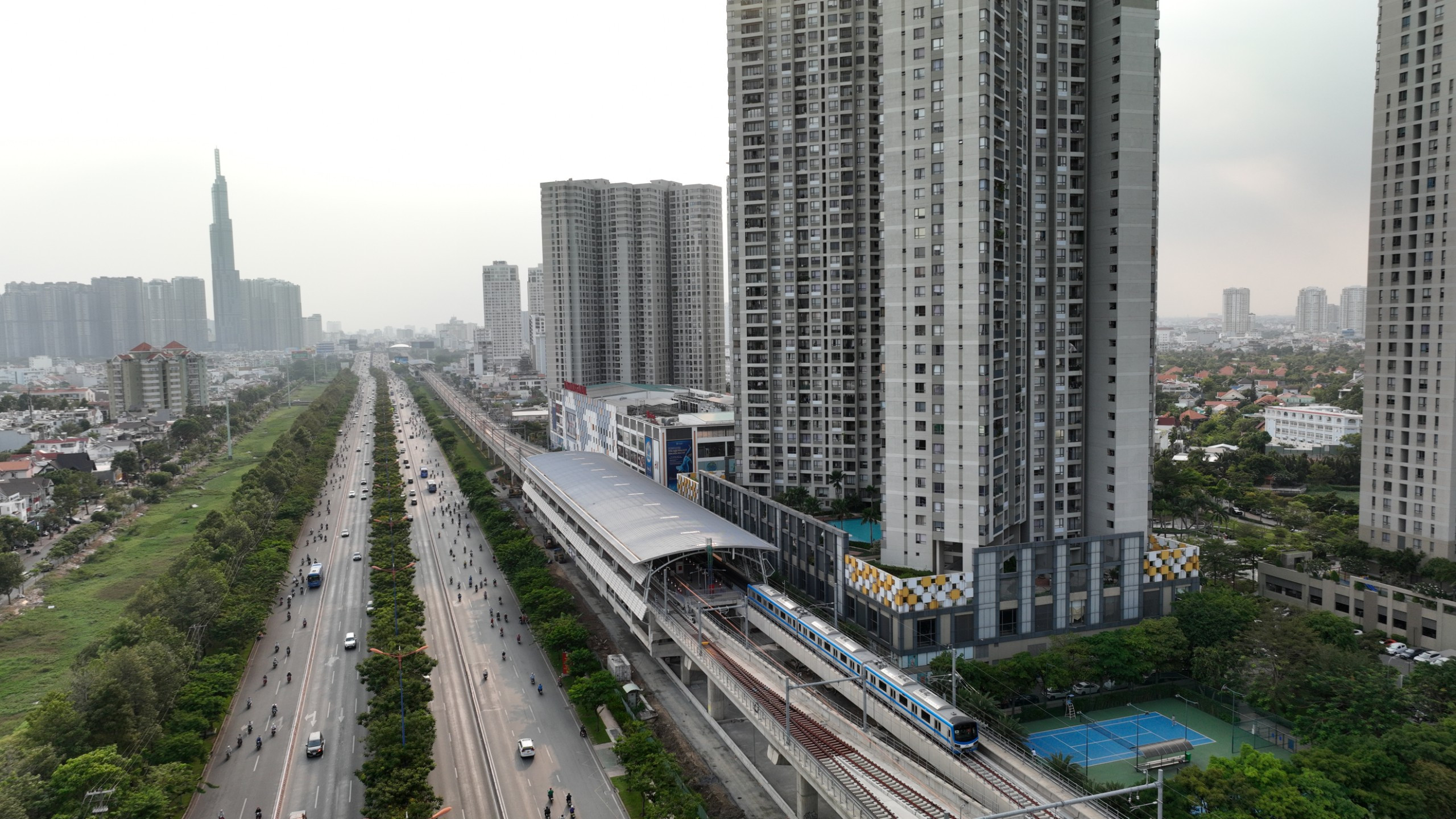 Tàu metro Bến Thành - Suối Tiên di chuyển qua ga Rạch Chiếc. Ảnh: TQ