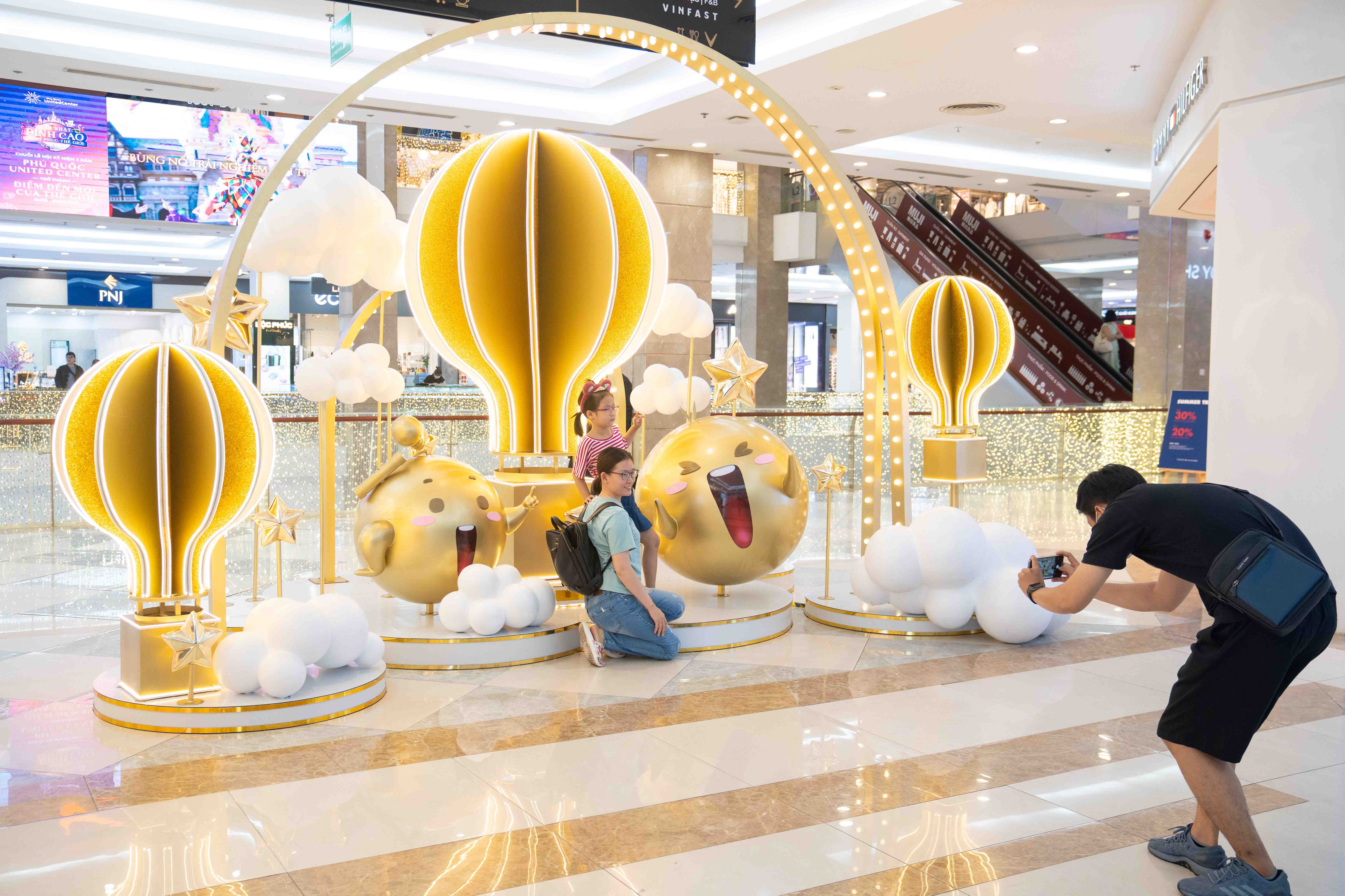 “Giang cư mận rần rần khoe góc chụp đẹp tại khinh khí cầu ánh sáng, thổi bùng cảm xúc hứng khởi tại Vincom Mega Mall Thảo Điền