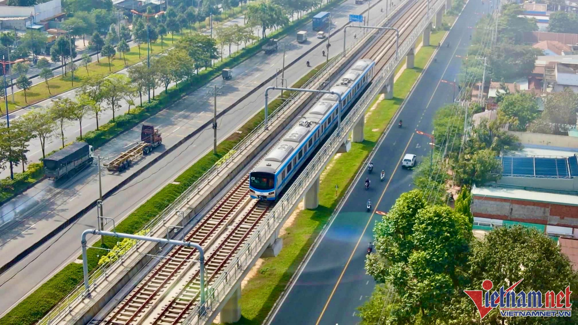 Đoàn tàu đầu tiên của metro Bến Thành- Suối Tiên chạy thử nghiệm đoạn trên cao hồi cuối năm 2022. Ảnh: Tuấn Kiệt