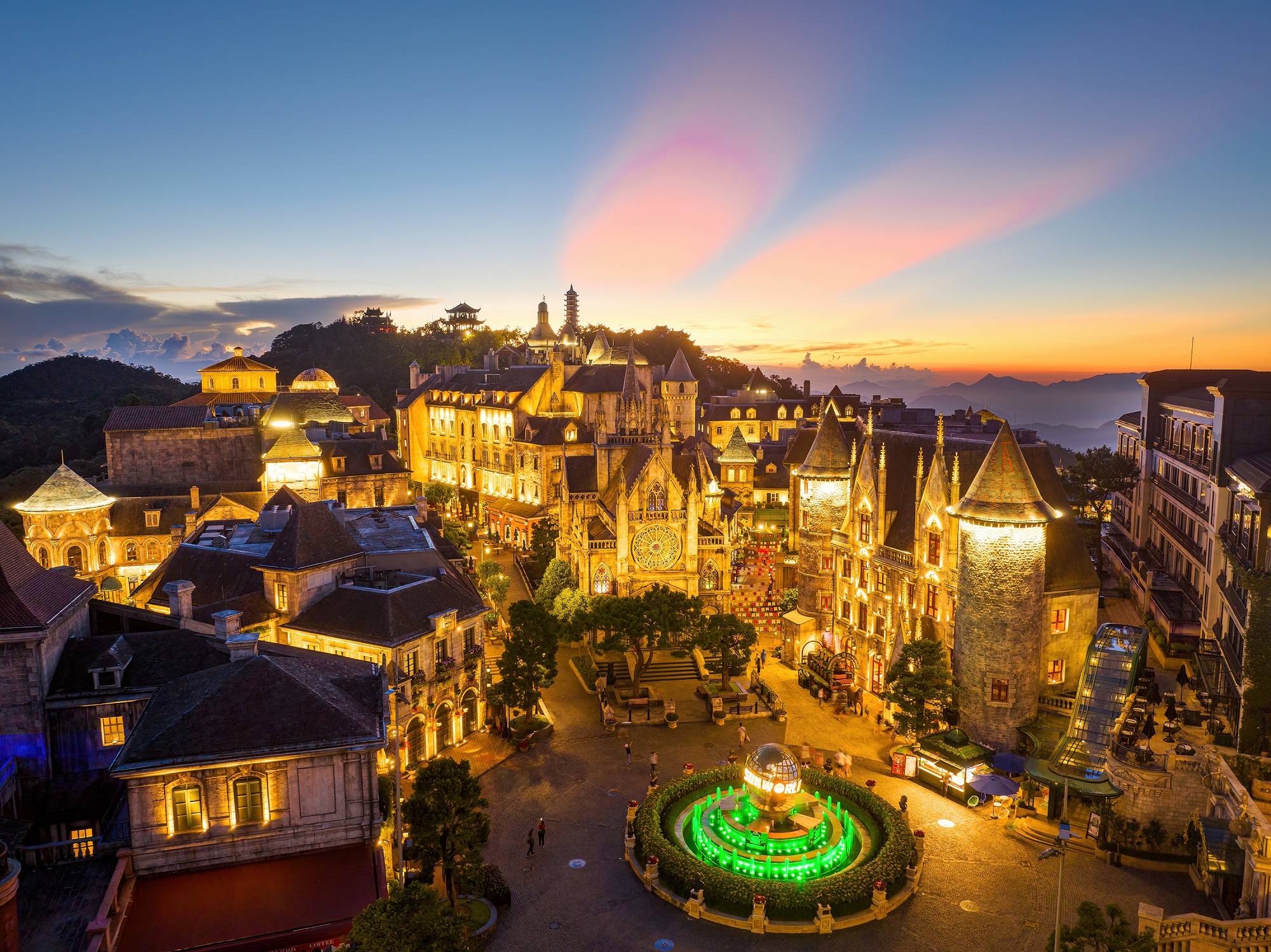 Sun World Ba Na Hills góp phần thu hút du khách đến Đà Nẵng.