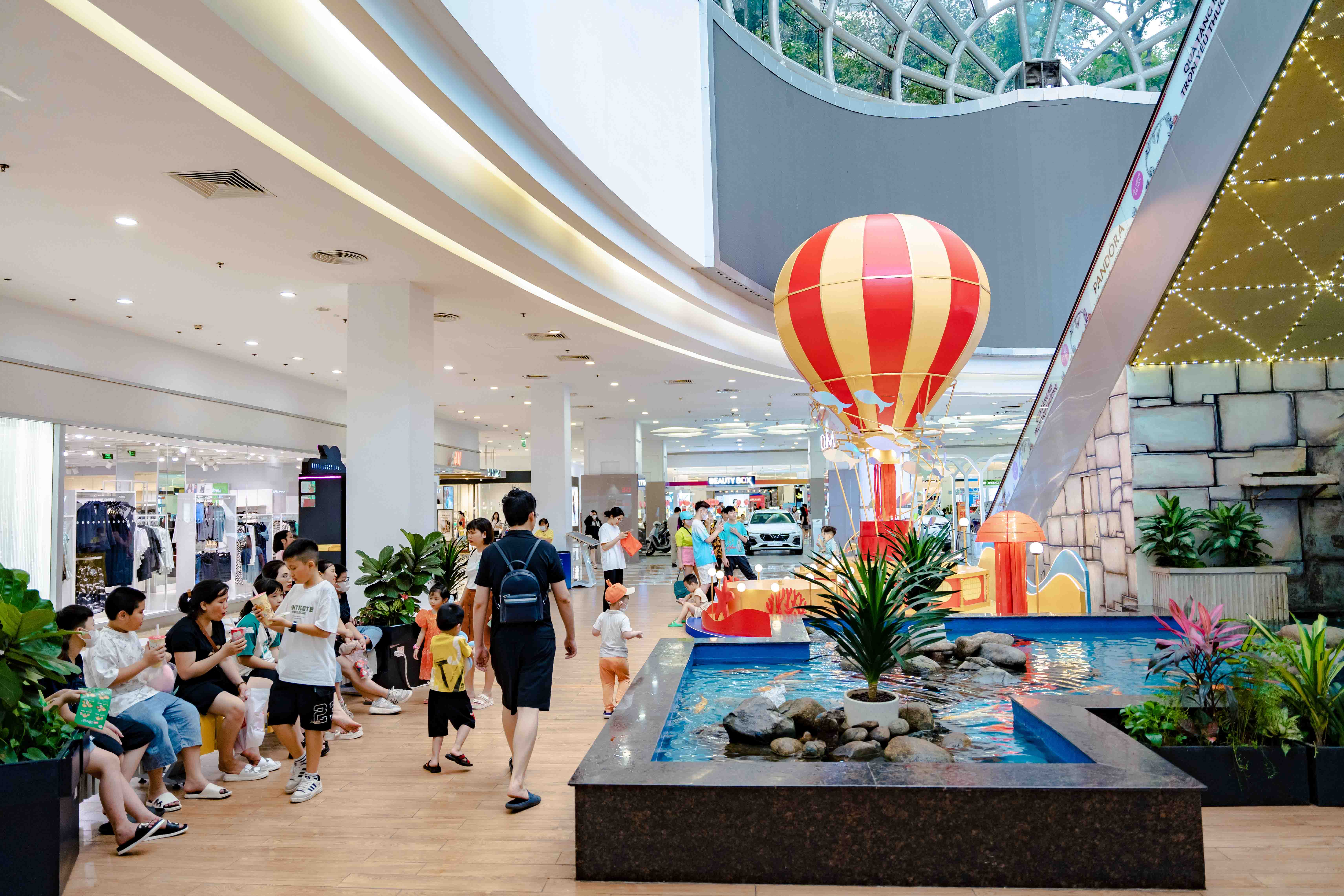 Khách hàng có thể chiêm ngưỡng trang trí khinh khí cầu khổng lồ tại Vincom Mega Mall Times City