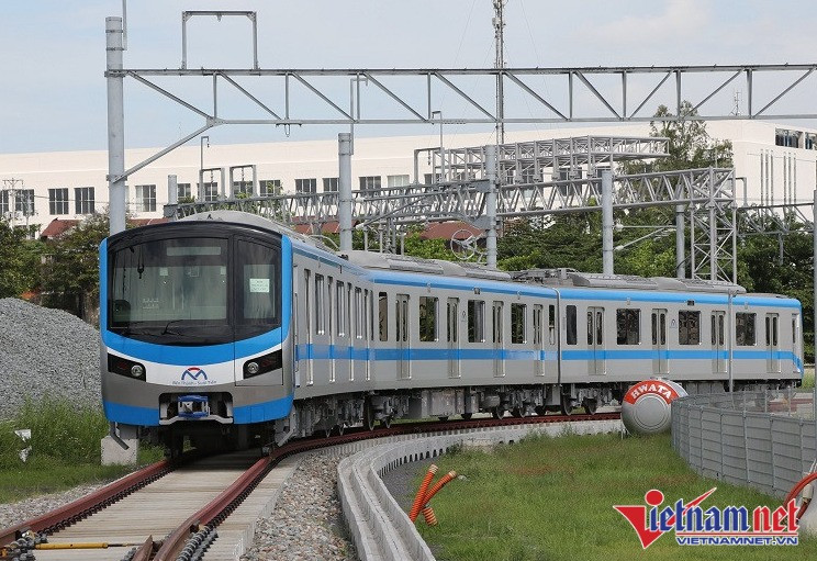 Đoàn tàu đầu tiên của tuyến metro số 1 chạy thử nghiệm đoạn trên cao sáng 21/12/2022. Ảnh: Ảnh: Tuấn Kiệt