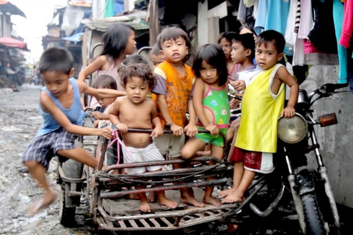 Trẻ em tại khu ổ chuột ở Manila, Philippines. (Nguồn: marketplace.org)