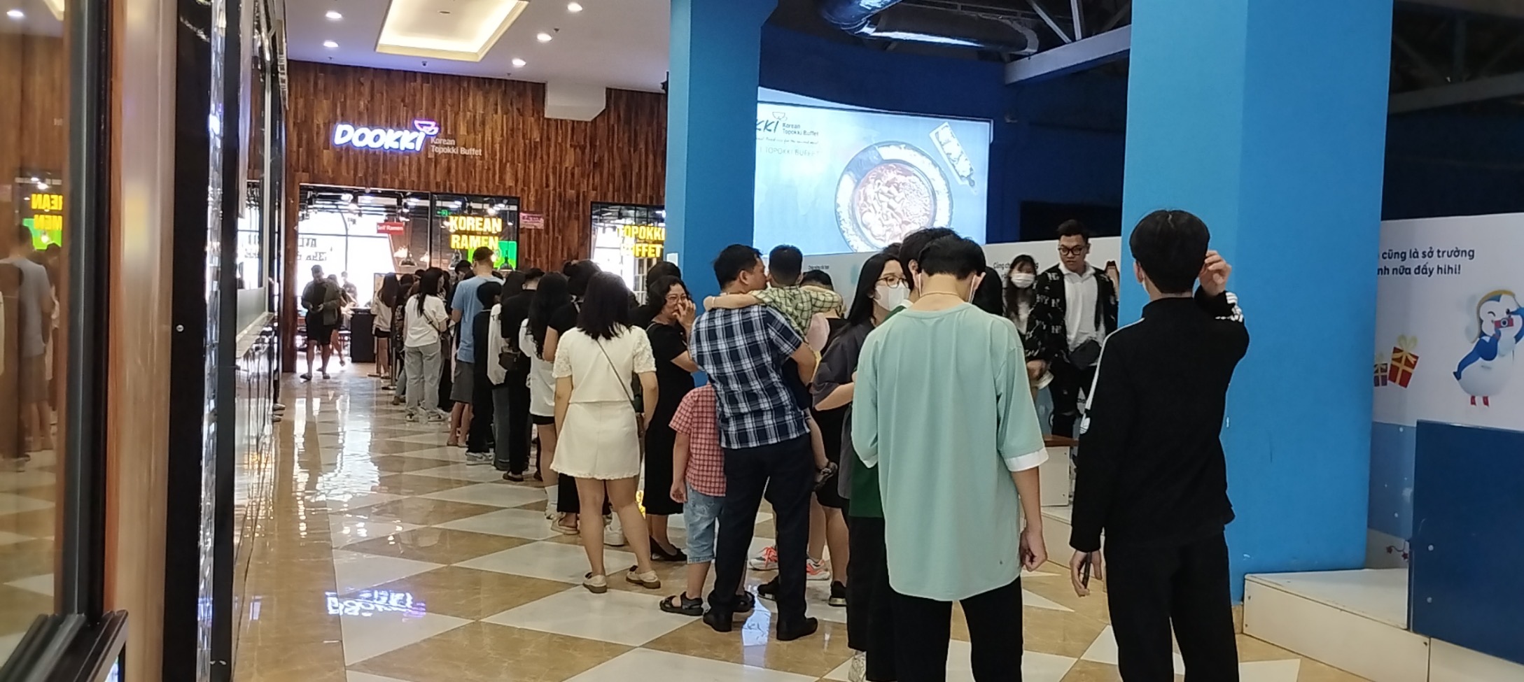 Nhu cầu ăn uống tại các nhà hàng dịp này cũng tăng vượt trội, các gian buffet nướng lẩu,... luôn trong trạng thái đông khách.