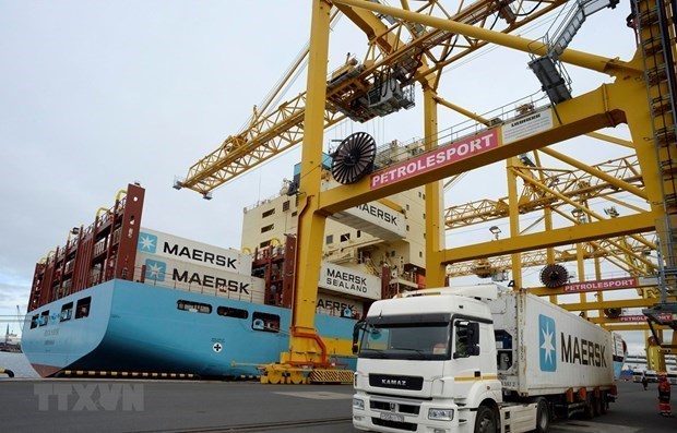 Vận chuyển hàng hóa tại cảng ở Saint Petersburg của Nga. (Ảnh: AFP/TTXVN)