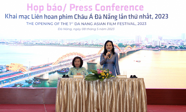 Chủ tịch Hiệp hội Xúc tiến phát triển điện ảnh Việt Nam Ngô Phương Lan trả lời báo chí tại Họp báo
