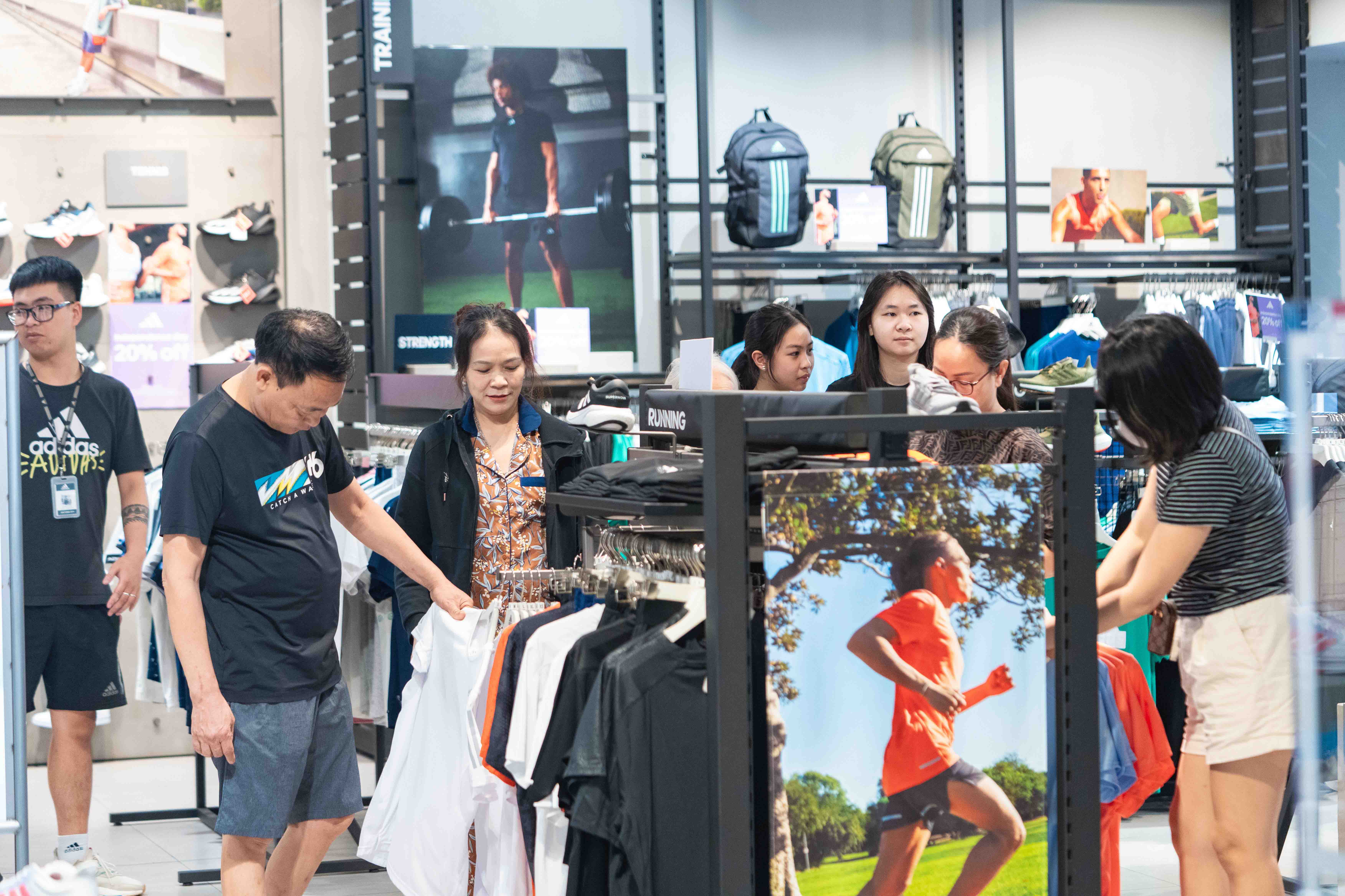 Hầu hết các cửa tiệm tại TTTM Vincom đều đông kín khách mua sắm