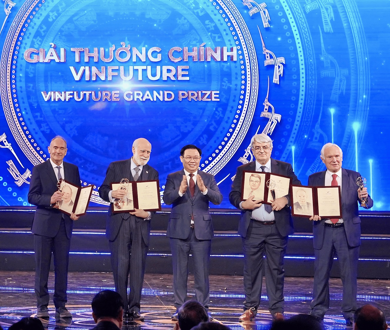 Các nhà khoa học với những phát minh đột phá trong việc kết nối công nghệ mạng toàn cầu nhận Giải thưởng Chính VinFuture 2022