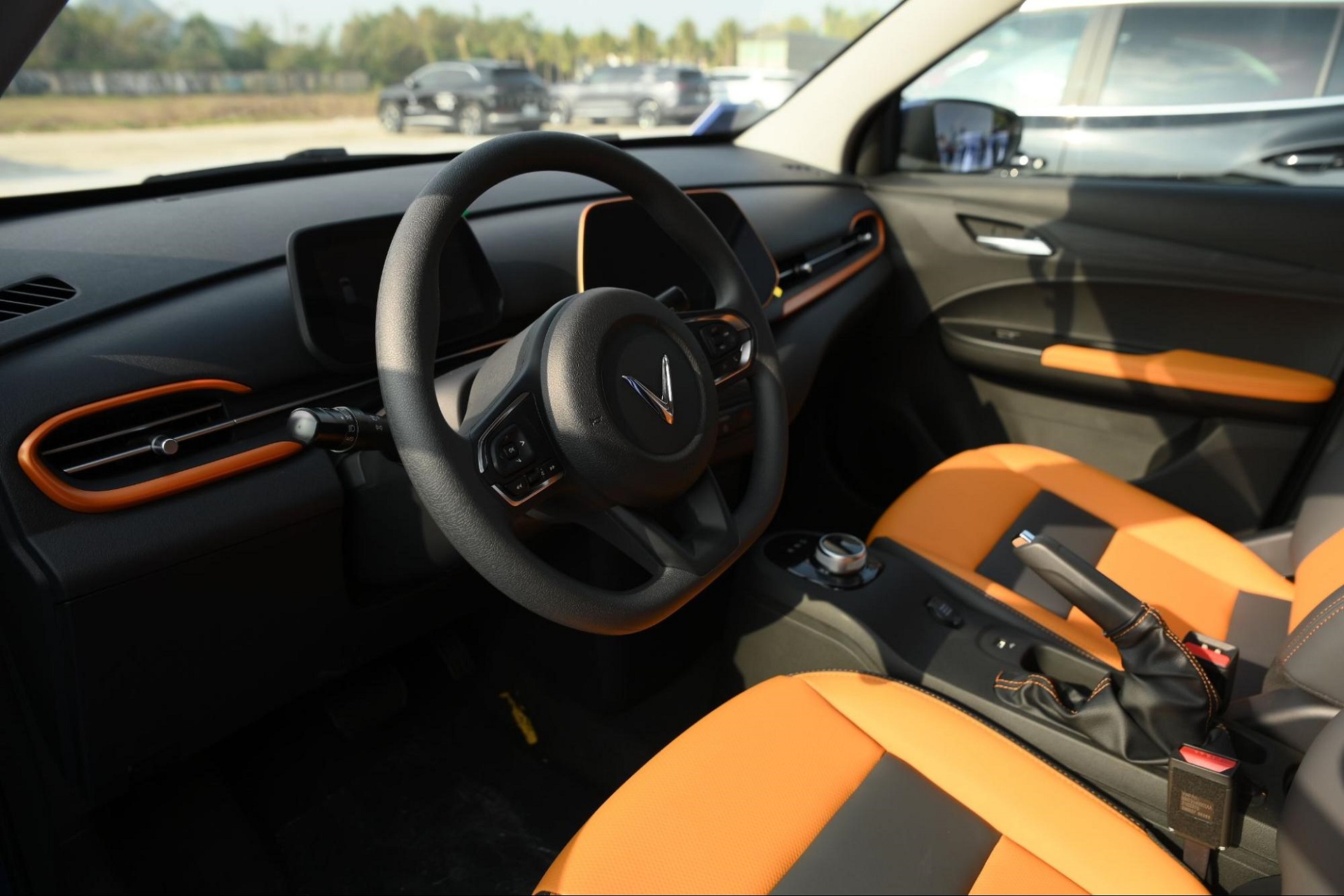 VF 5 Plus là mẫu xe thu hút sự chú ý lớn của khách tham quan vì là model mới nhất, có thiết kế nhỏ gọn bắt mắt cùngnhiều lựa chọn màu sơn ngoại thất và nội thất ấn tượng. Xecó tới 16 lựa chọn màu sơn bên ngoài và 3 màu nội thất bên trong, giúp mang đến tính cá nhân hóa cao cho chủ xe.