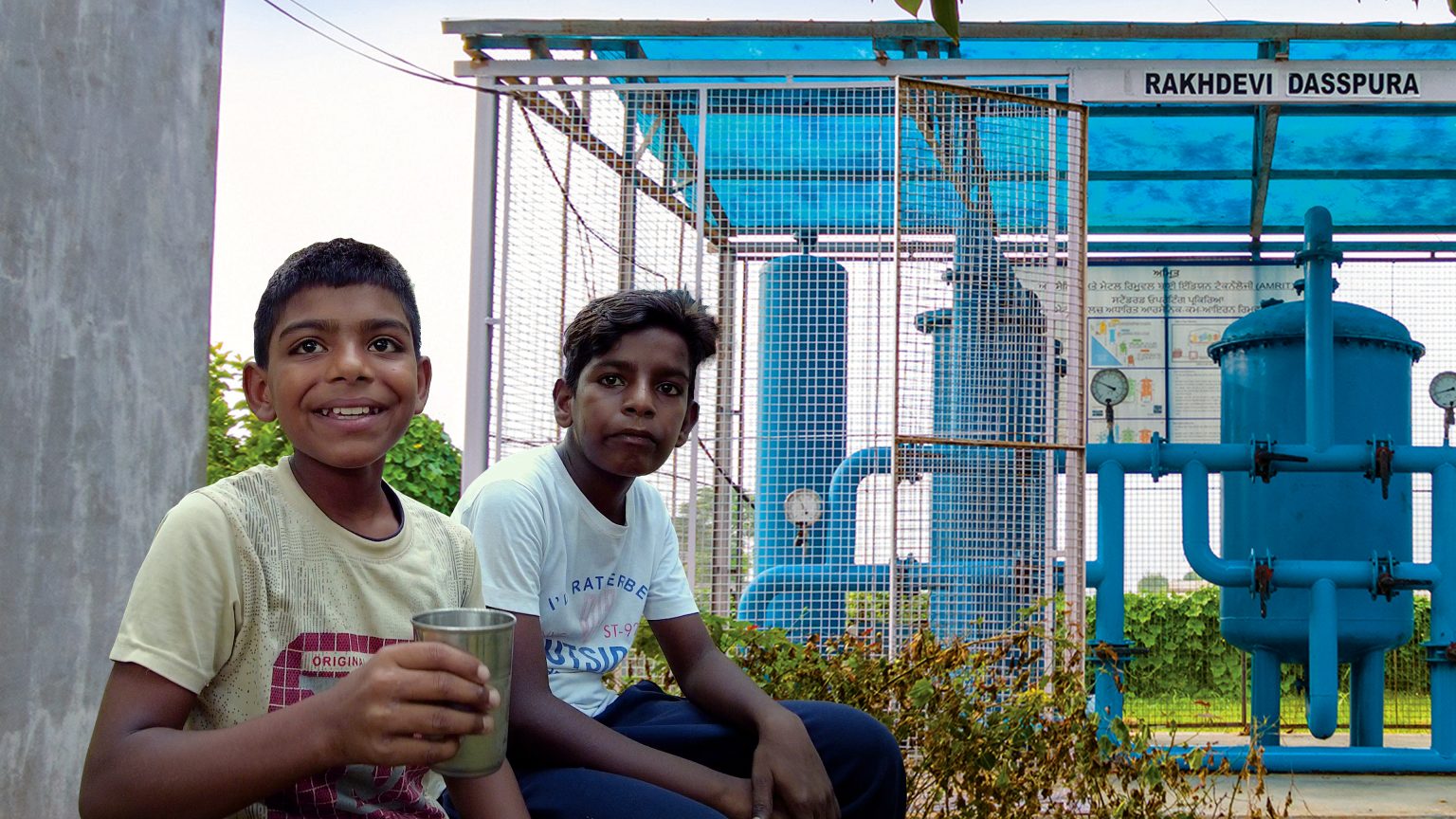 Trẻ em nghèo ở bang Punjabi (Ấn Độ) tận hưởng nguồn nước sạch từ công nghệ do GS. Thalappil Pradeep nghiên cứu, phát triển. Ảnh: Water & WasteWater Asia.