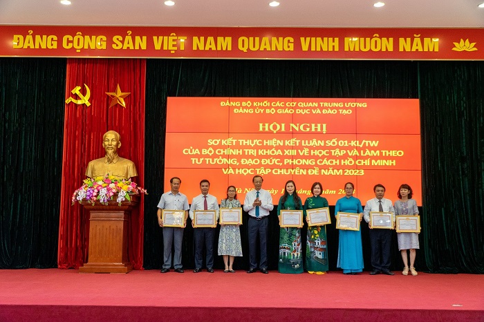 Bí thư Đảng ủy, Thứ trưởng Bộ GDĐT Phạm Ngọc Thưởng trao Bằng khen cho các tập thể, cá nhân có thành tích xuất sắc trong học tập và làm theo tư tưởng, đạo đức, phong cách Hồ Chí Minh