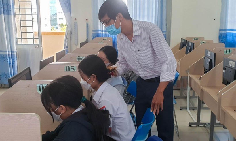 Trường THPT Trần Đại Nghĩa (quận Cái Răng, TP Cần Thơ) hỗ trợ thí sinh đăng ký dự thi tại phòng máy của trường.