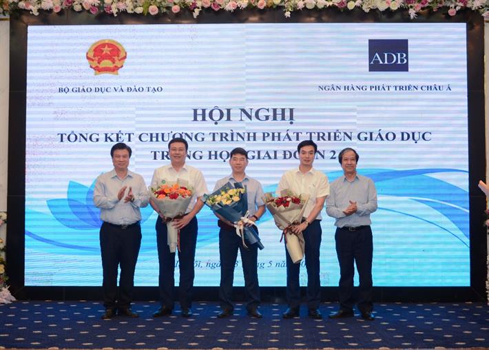 Bộ trưởng Nguyễn Kim Sơn và Thứ trưởng Nguyễn Hữu Độ tặng hoa chúc mừng Ban Quản lý Chương trình