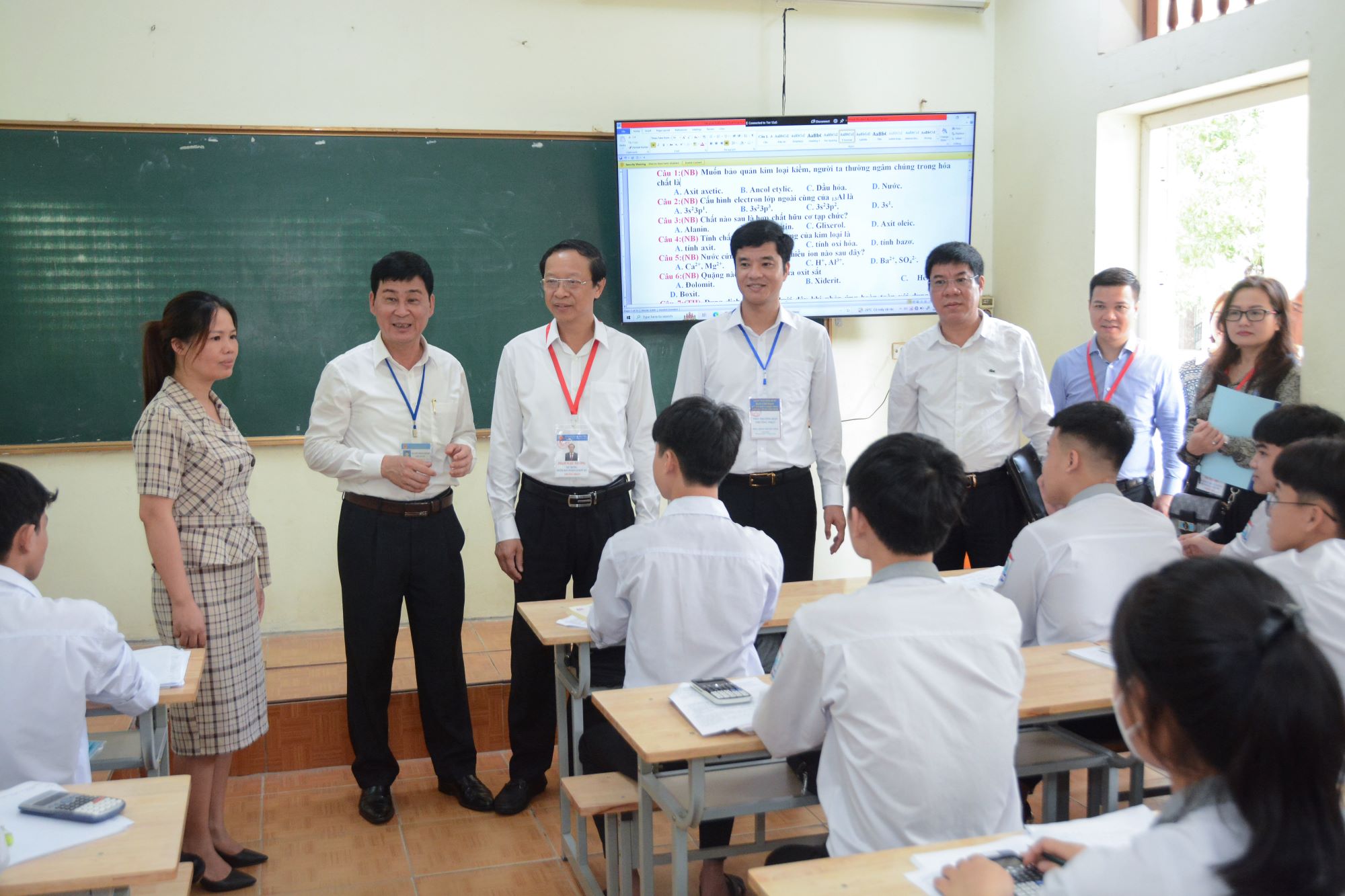 Thứ trưởng Phạm Ngọc Thưởng trò chuyện với các em học sinh lớp 12 Trường THPT Gia Viễn B, tỉnh Ninh Bình