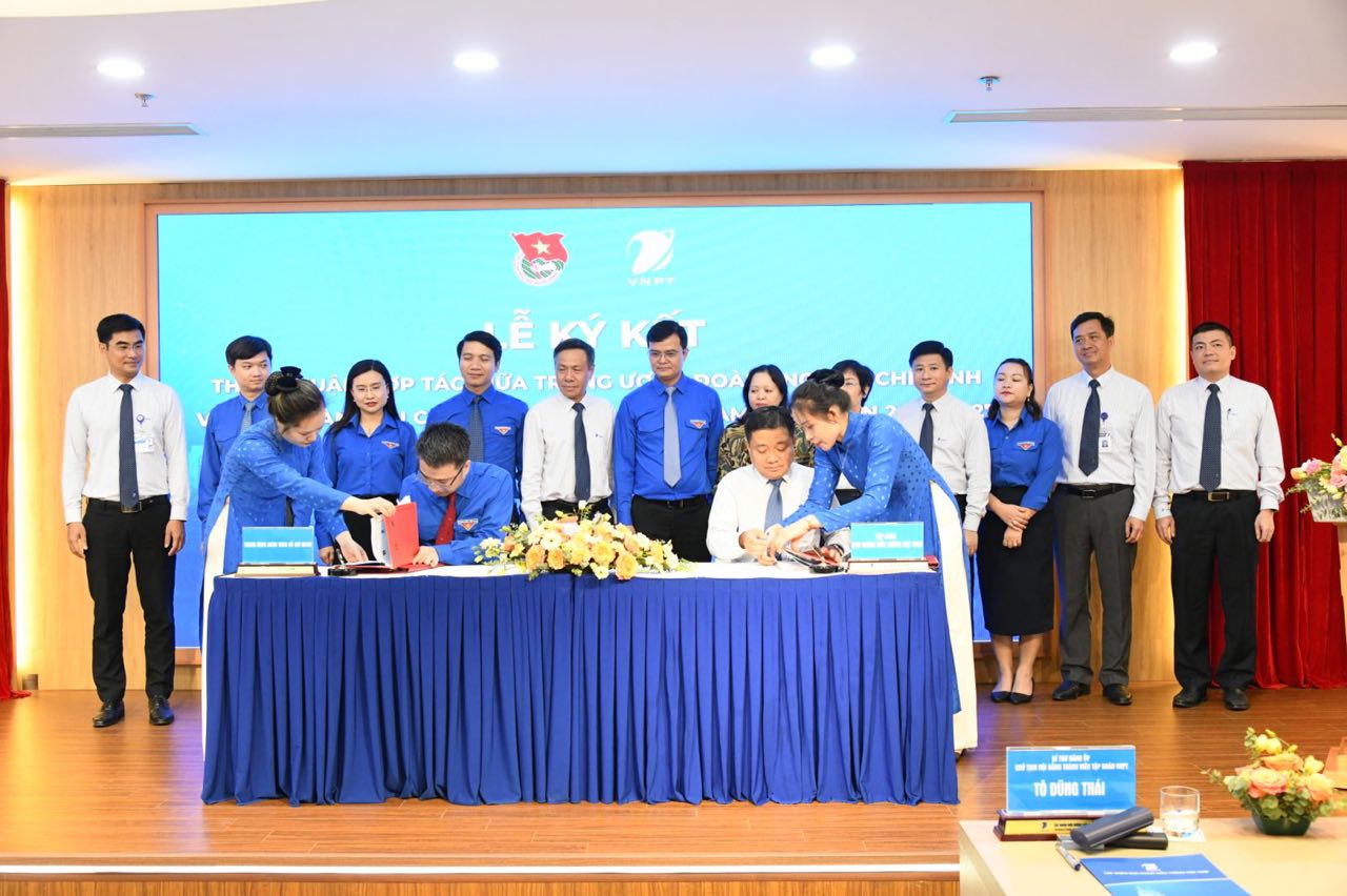 Đồng chí Nguyễn Tường Lâm, Bí thư Trung ương Đoàn, Phó chủ nhiệm thường trực ủy ban quốc gia về thanh niên Việt Nam (bên trái) và đồng chí Huỳnh Quang Liêm, Tổng Giám đốc Tập đoàn VNPT (bên phải) thực hiện ký kết thỏa thuận hợp tác giai đoạn 2023 – 2027 giữa hai đơn vị